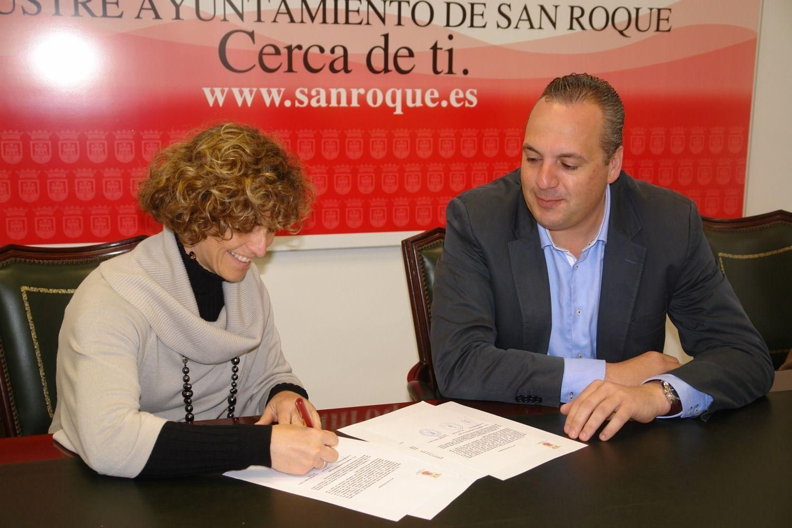 Ana Núñez firma su incorporación a la secretaría general de San Roque ante el alcalde, Juan Carlos Ruiz Boix, en 2012.