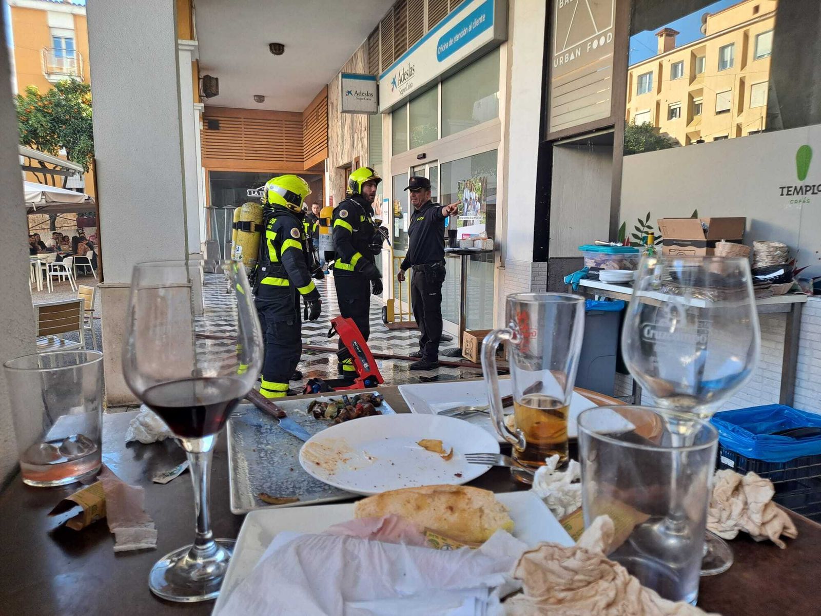 Los bomberos y la policía entran en 'Balvanera' tras su desalojo.