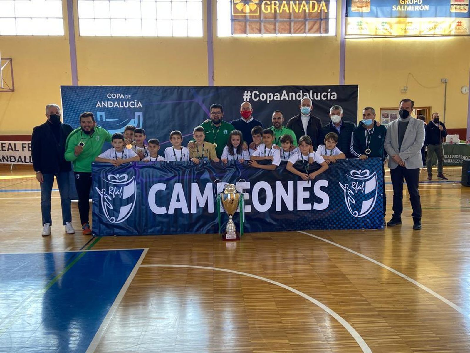 La selección gaditana con el trofeo de campeón.