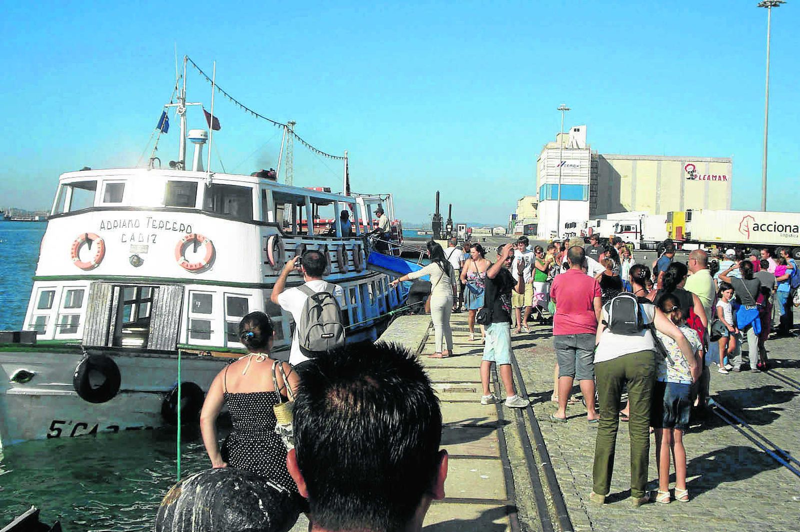 Así fue el espectacular hundimiento del Vaporcito del Puerto en el muelle de Cádiz