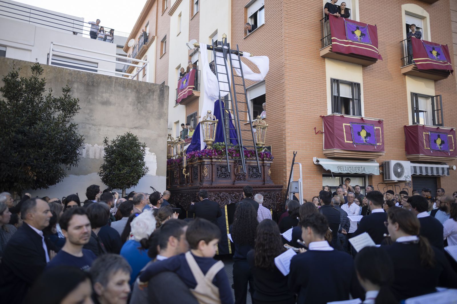 La Hermandad del Santo Entierro de la Semana Santa de Huelva 2023, en imágenes