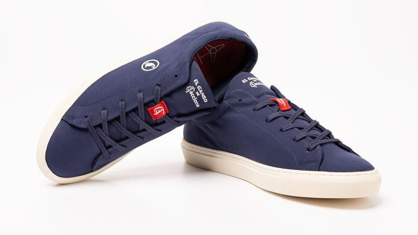Las zapatillas fabricadas a partir de palas del parque eólico de Tahivilla. Las zapatillas fabricadas a partir de palas del parque eólico de Tahivilla.