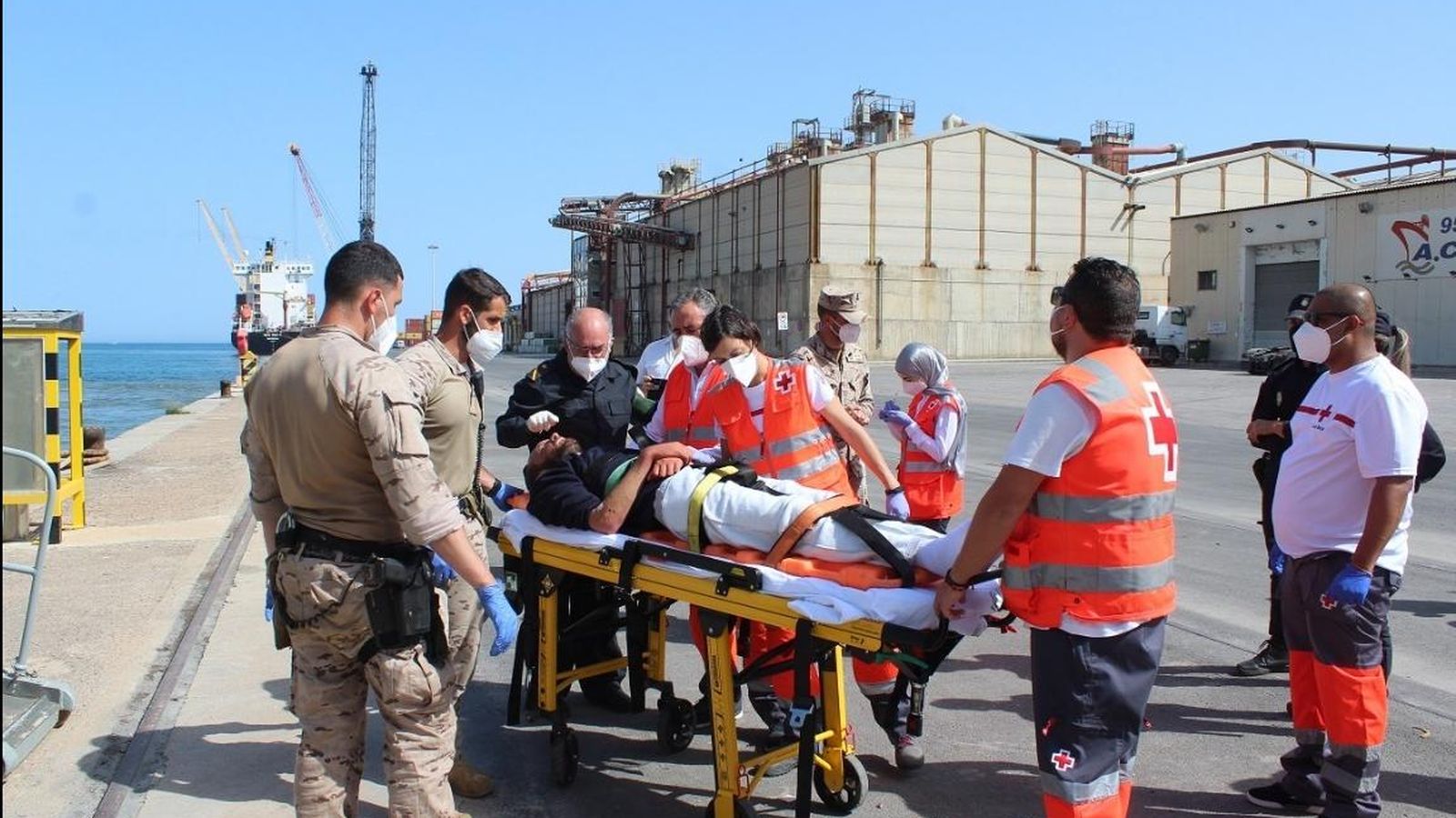 Los supervivientes fueron trasladados al puerto de Almería.