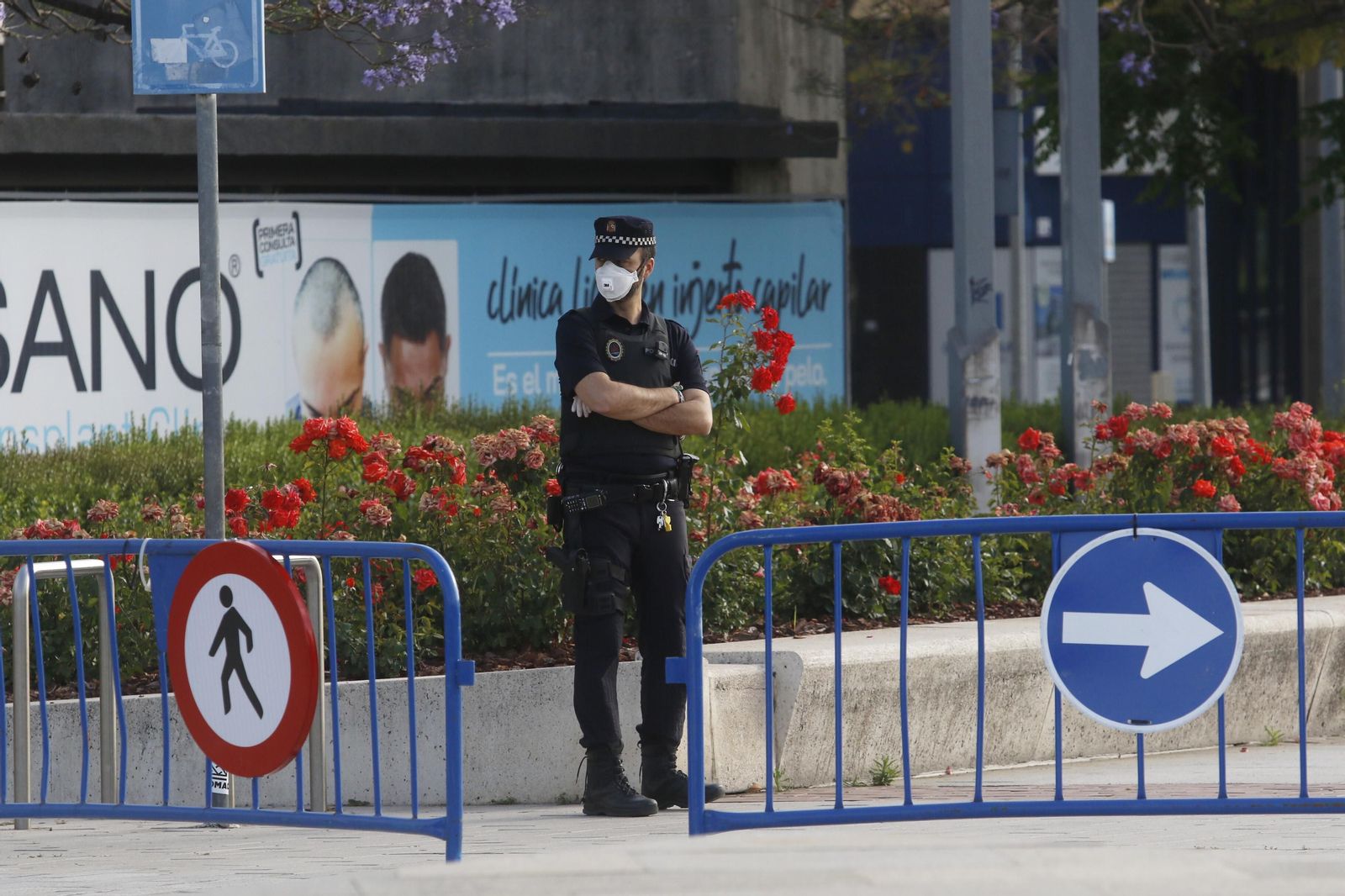 Un policía vigila el tránsito de cordobeses en el Vial Norte.