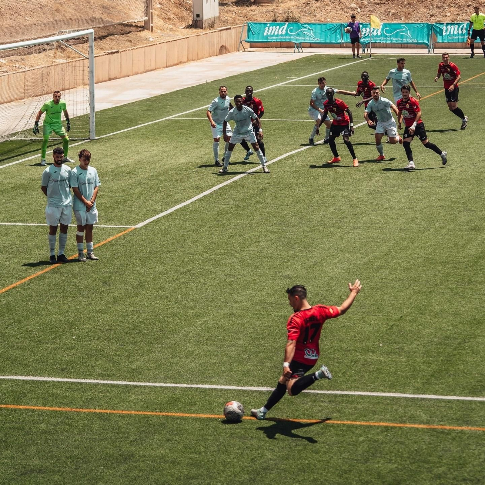 Un jugador del conjunto levantino se dispone a poner un centro en el lanzamiento de una falta.