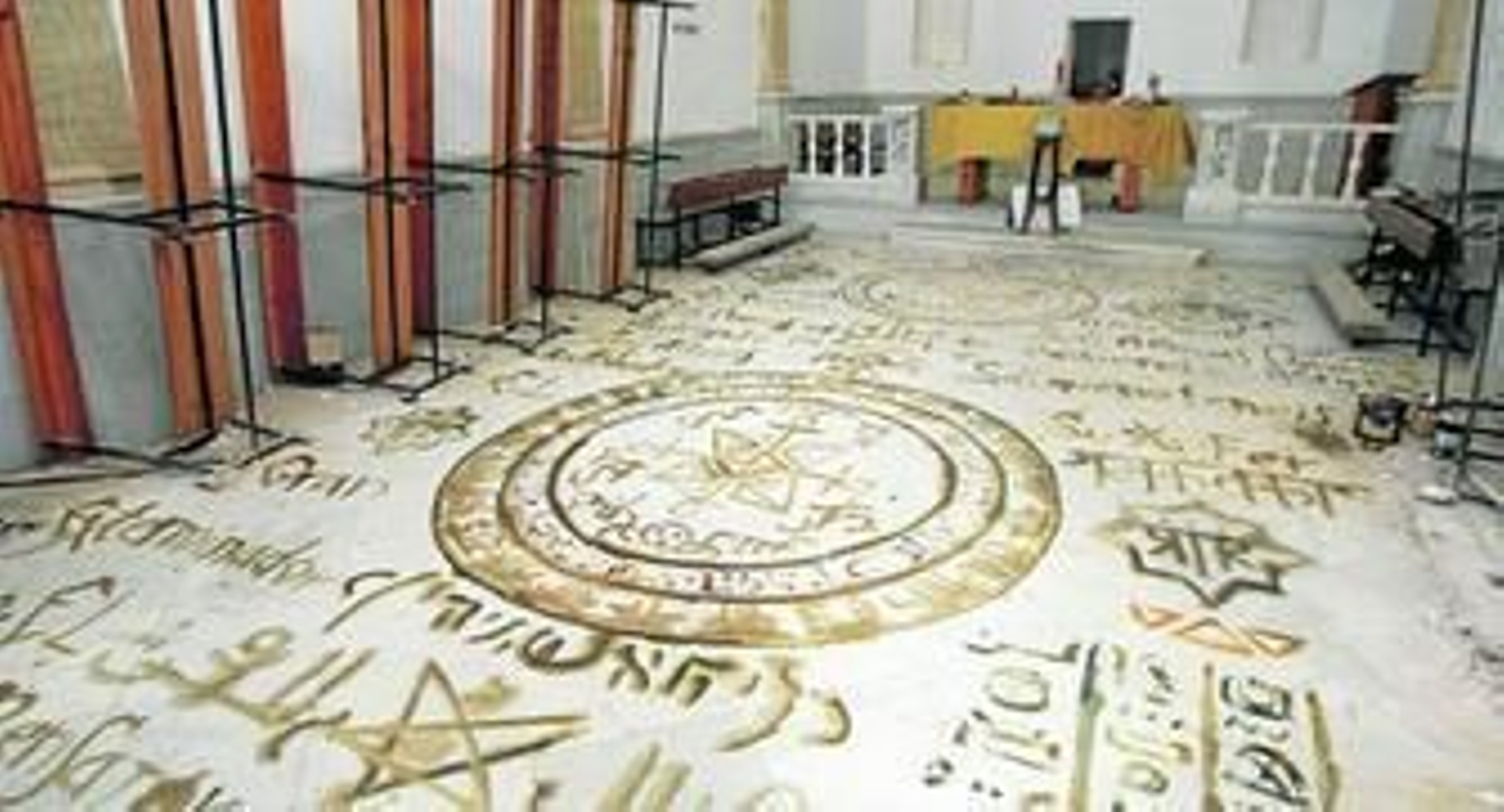 El interior de la parroquia amaneció el lunes cubierto de símbolos y pintadas con alusiones a los ritos satánicos.