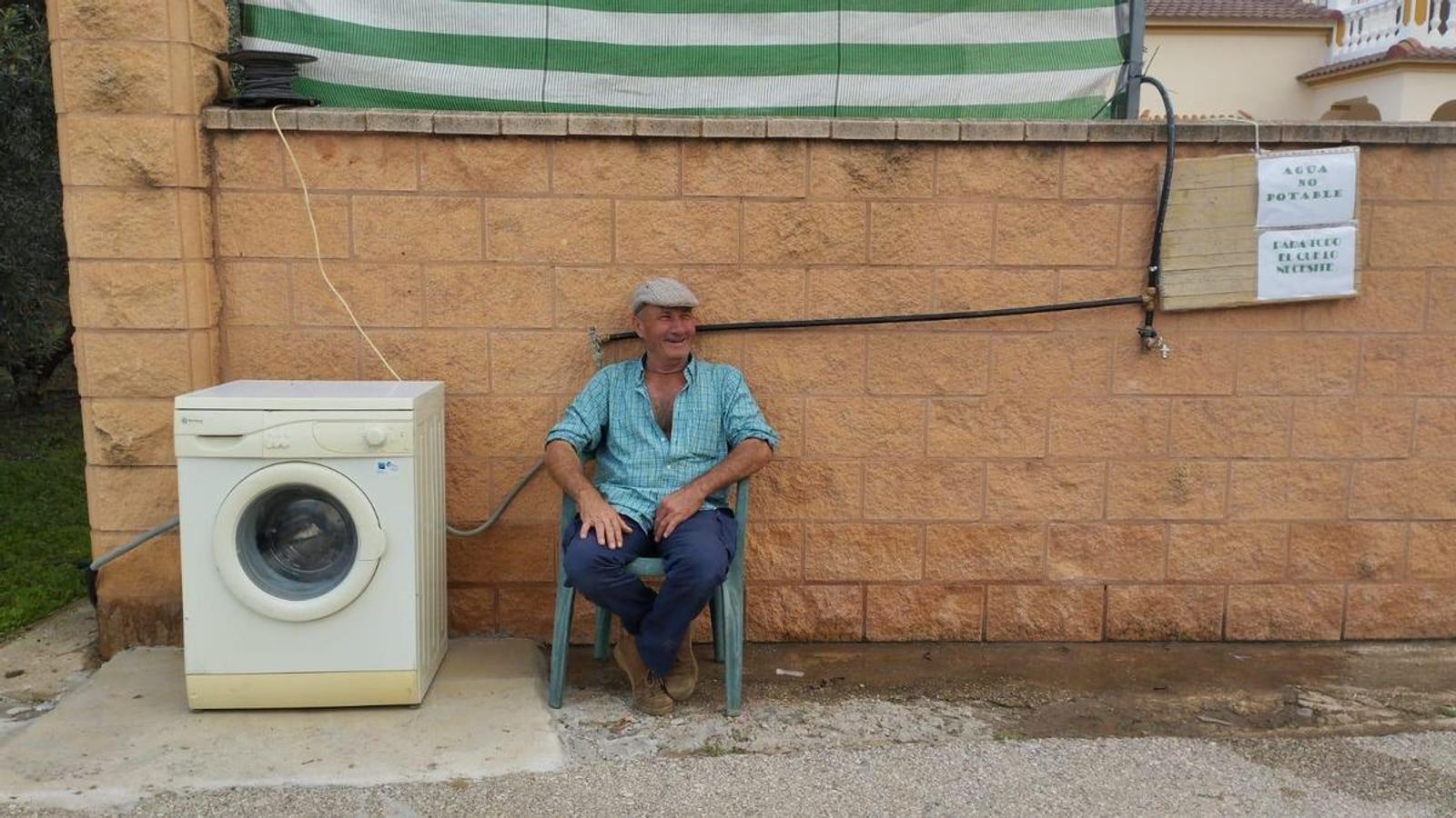 Vecino usa la lavadora de Ponce