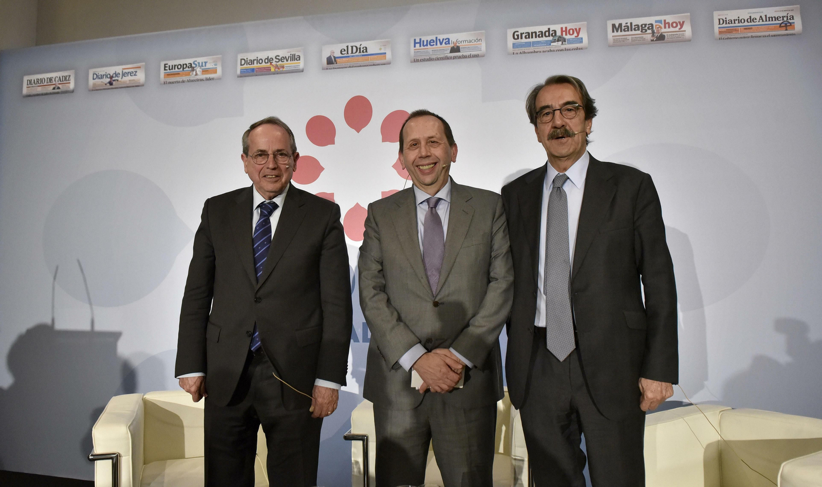Toribio, Carrizosa y Ontiveros posan antes del debate-coloquio celebrado en el Foro Joly.
