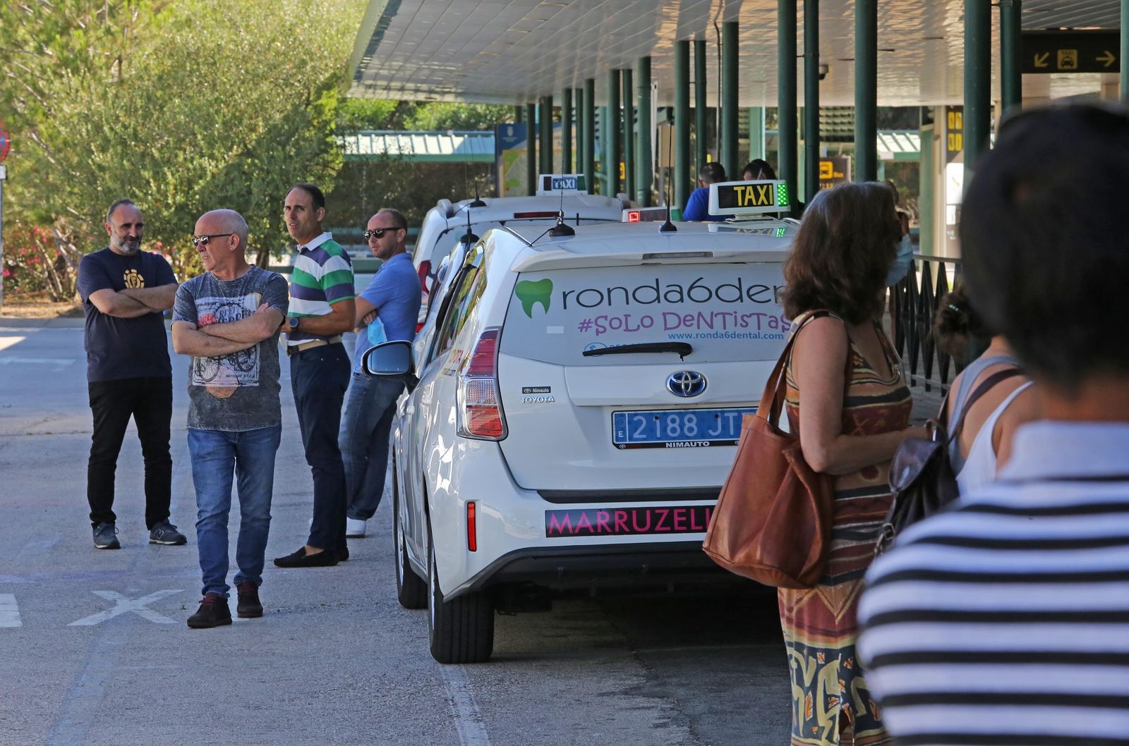Taxistas esperando clientes en la parada del aeropuerto de Jerez.