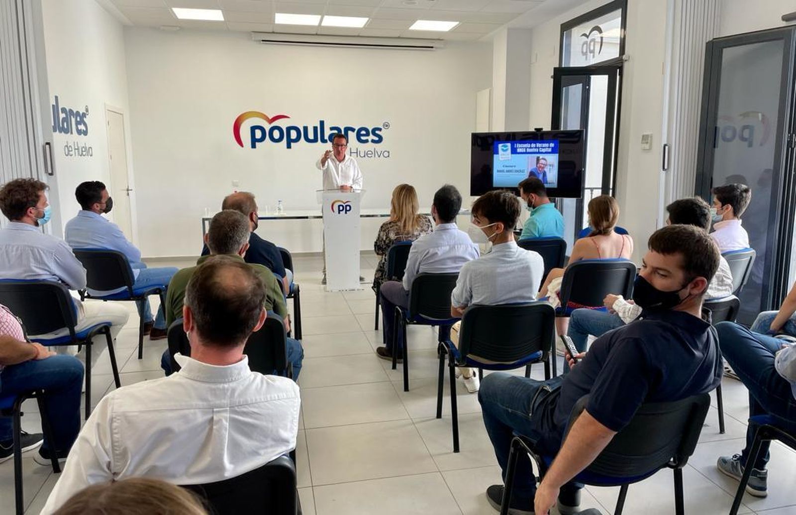 Manuel Andrés González se dirige a los jóvenes durante la Escuela de Verano.