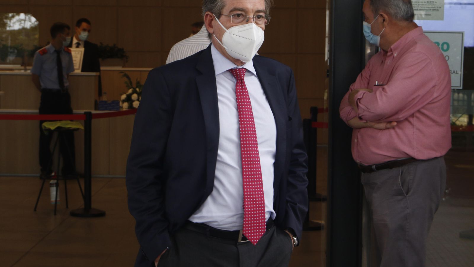 Rafael Carmona, presidente del Puerto de Sevilla, tras abandonar el tanatorio de la SE-30.