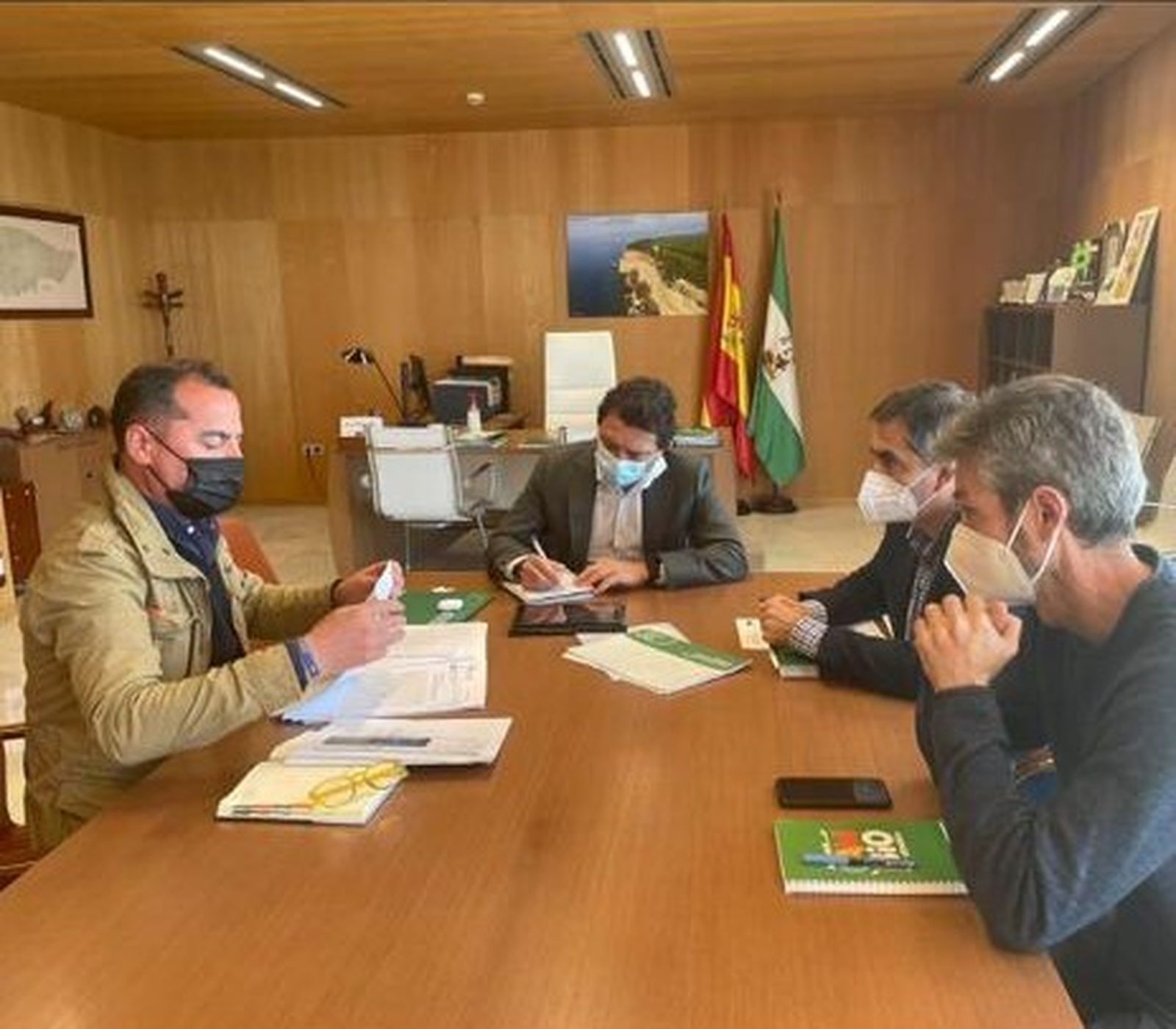 Reunión para trabajar en el sendero entre Tavizna y Benaocaz