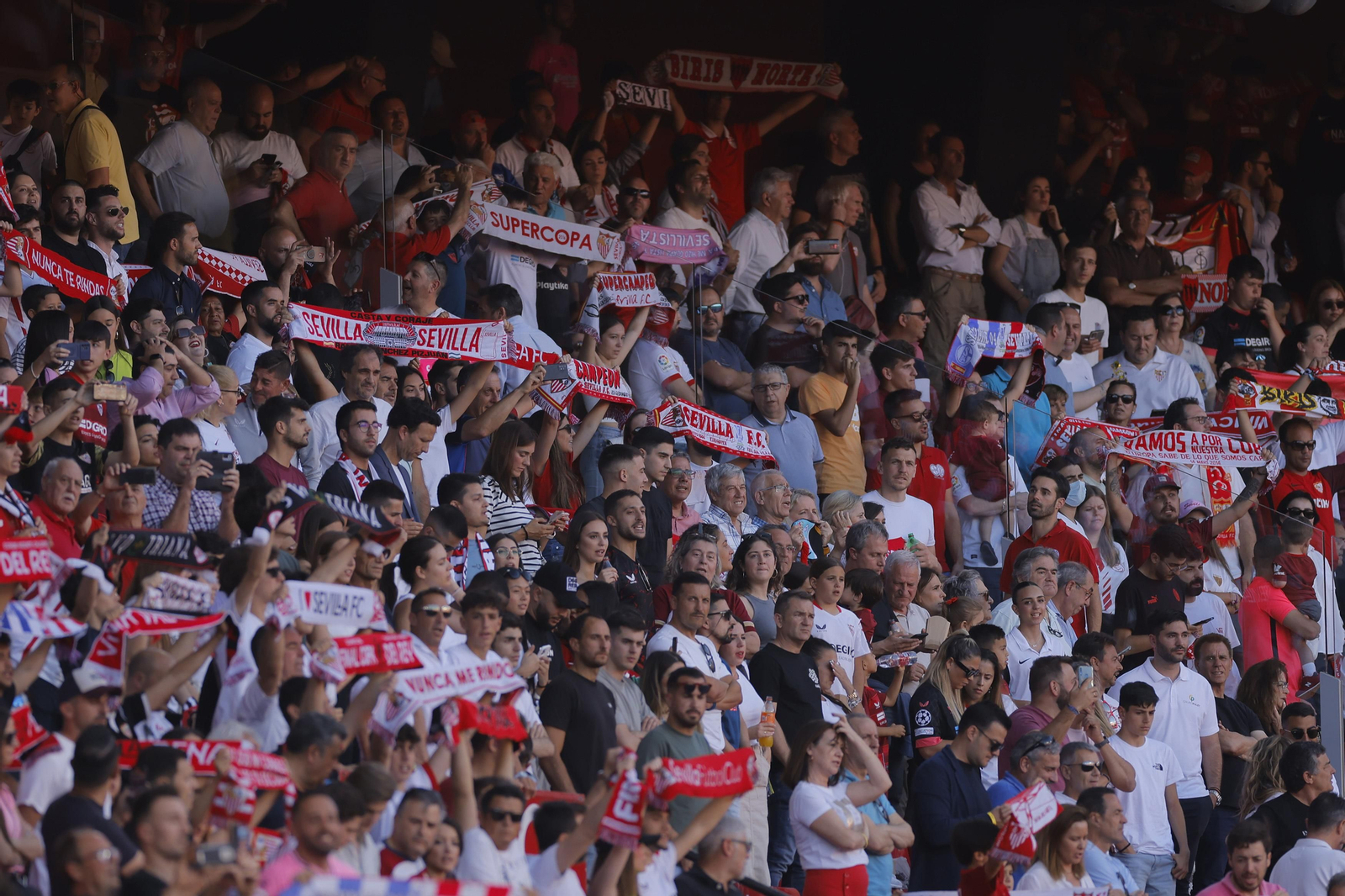 Búscate en las fotos del Sevilla-Español