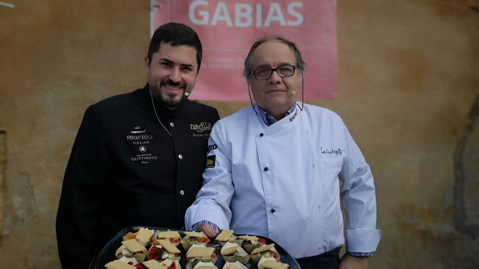 Vinay enseña su creación.