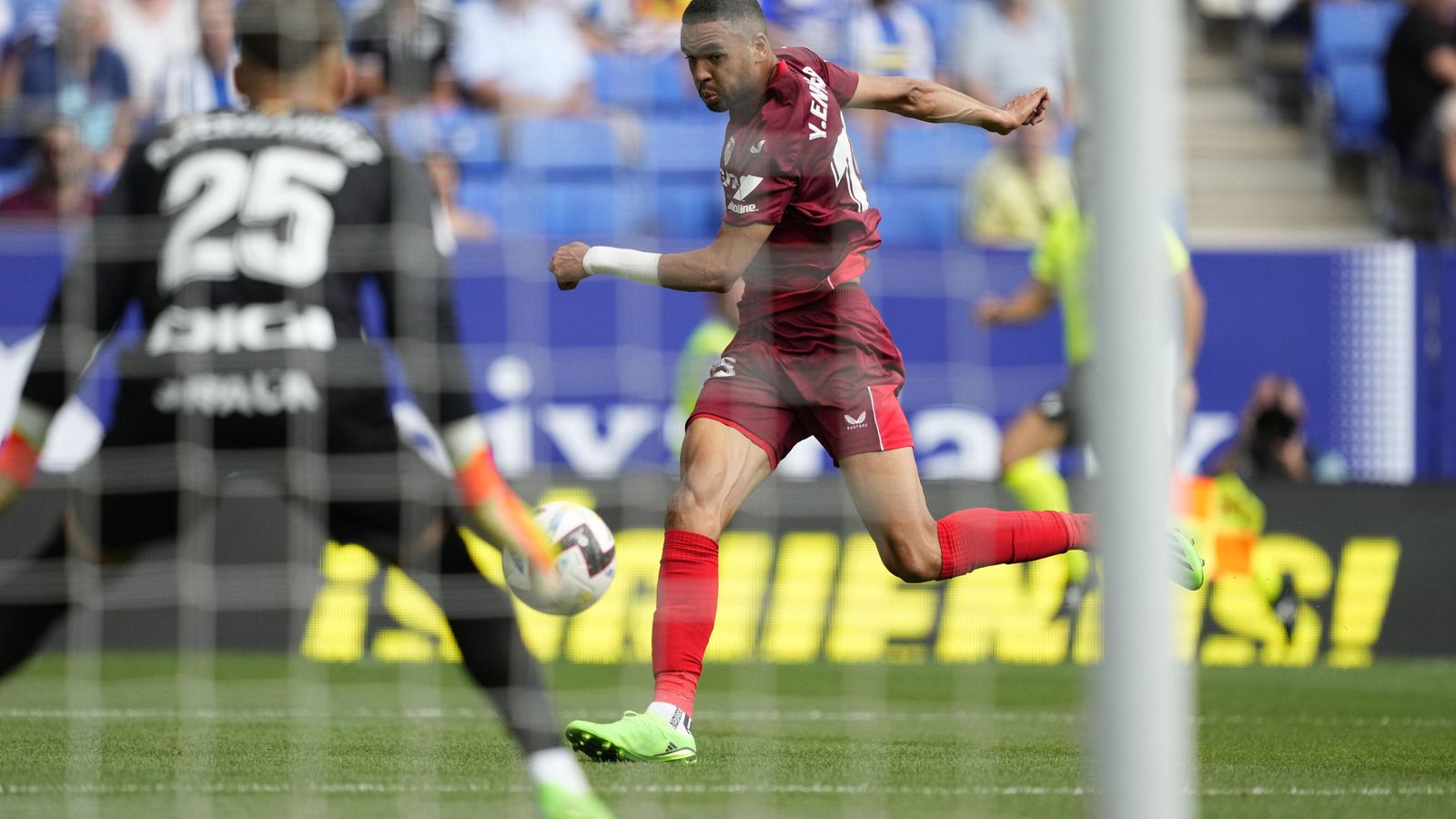 En-Nesyri golpea con la derecha tras un gran pase de Joan Jordán.