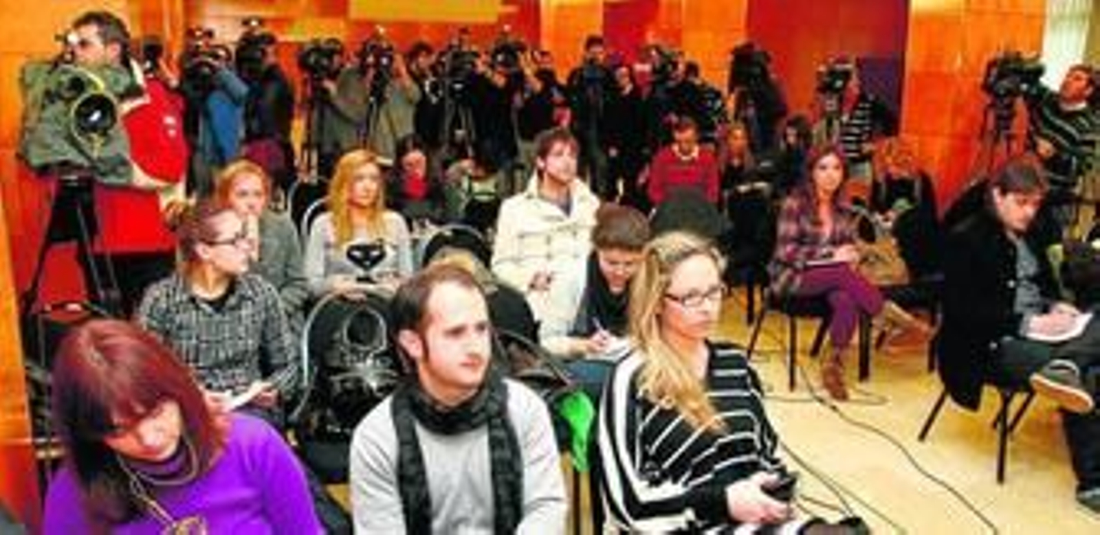 Unidades móviles, apostadas junto al Palacio de Justicia de Huelva.