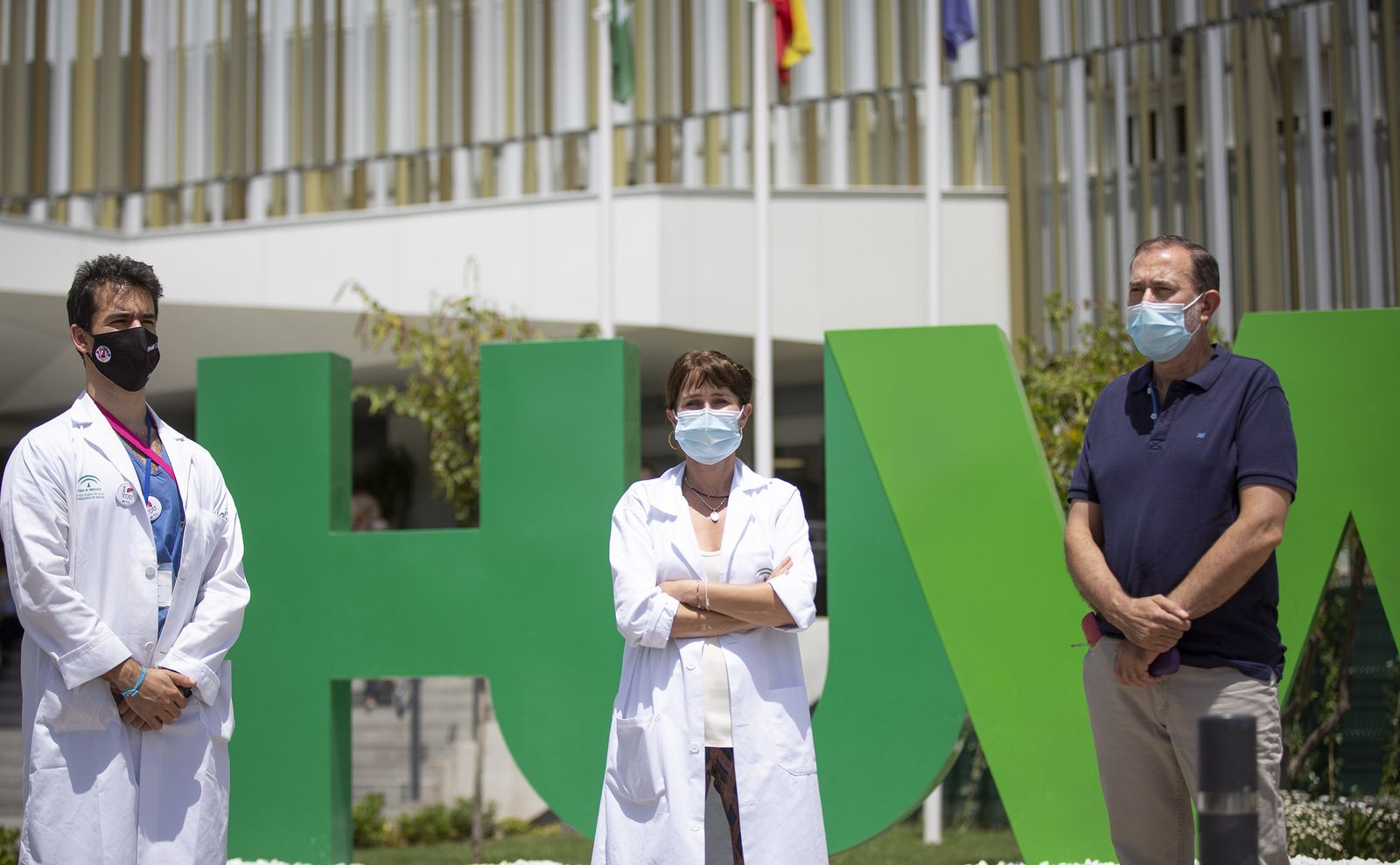 El paciente trasplantado de córnea, José Antonio Roldán, a la derecha, junto a la oftalmóloga del Macarena, Beatriz Mataix, y el enfermero coordinador de trasplantes del centro, Miguel Ángel Baena.