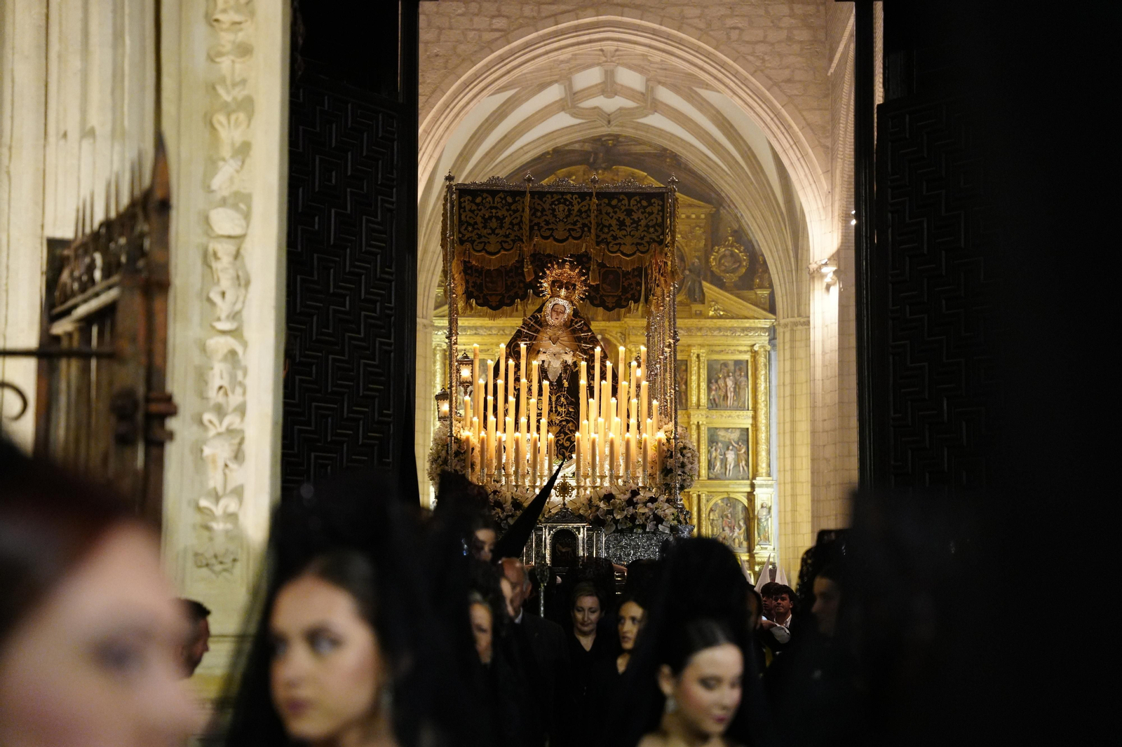 Martes Santo en Lucena: Las procesiones del Carmen, Servitas y Amor y Paz, en imágenes