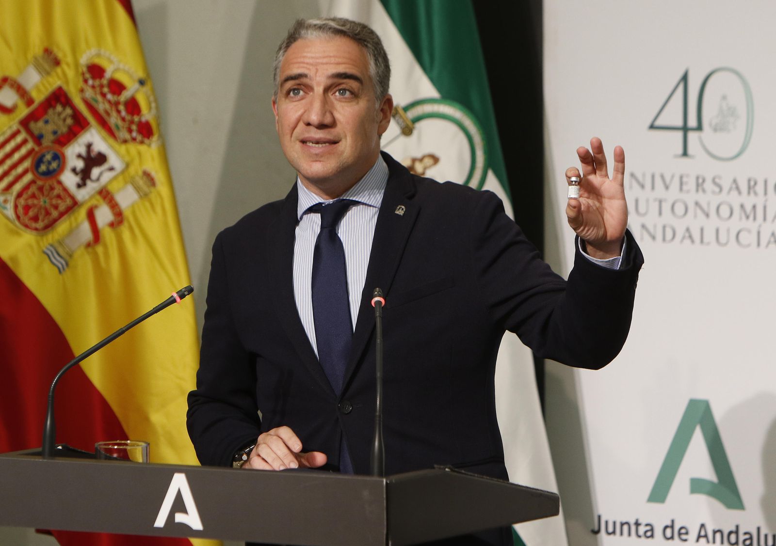 Elías Bendodo, en San Telmo, con un vial de la vacuna del Covid.