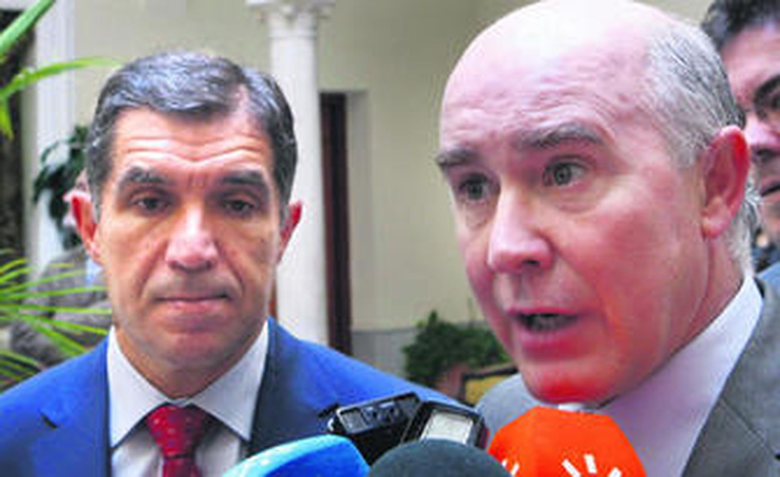 Lorenzo del Río, a la izquierrda, presidente del TSJA, y Manuel Torres Vela, ayer en Sevilla.