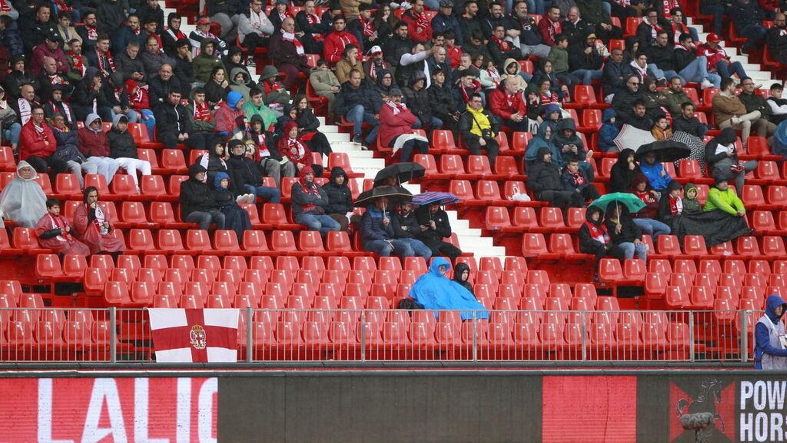 La lluvia no impidió que más de 10.500 espectadores acudieran al duelo ante Osasuna