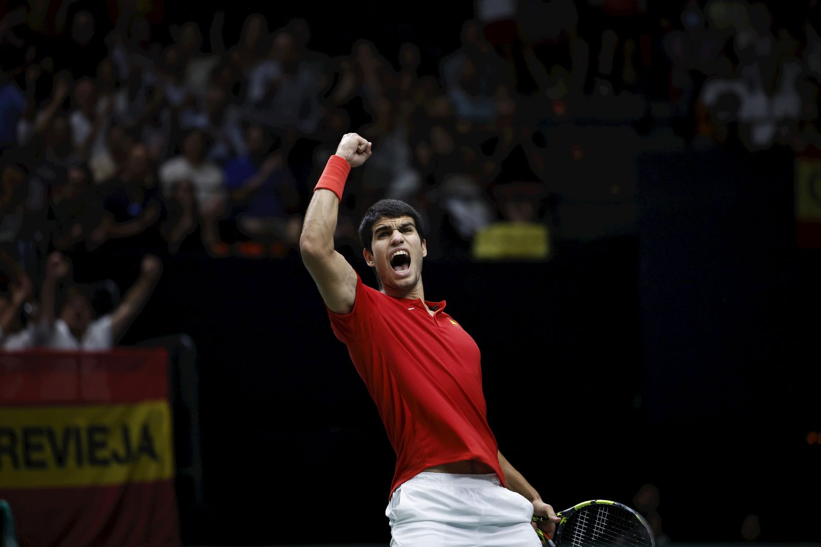 Carlos Alcaraz celebra un punto.