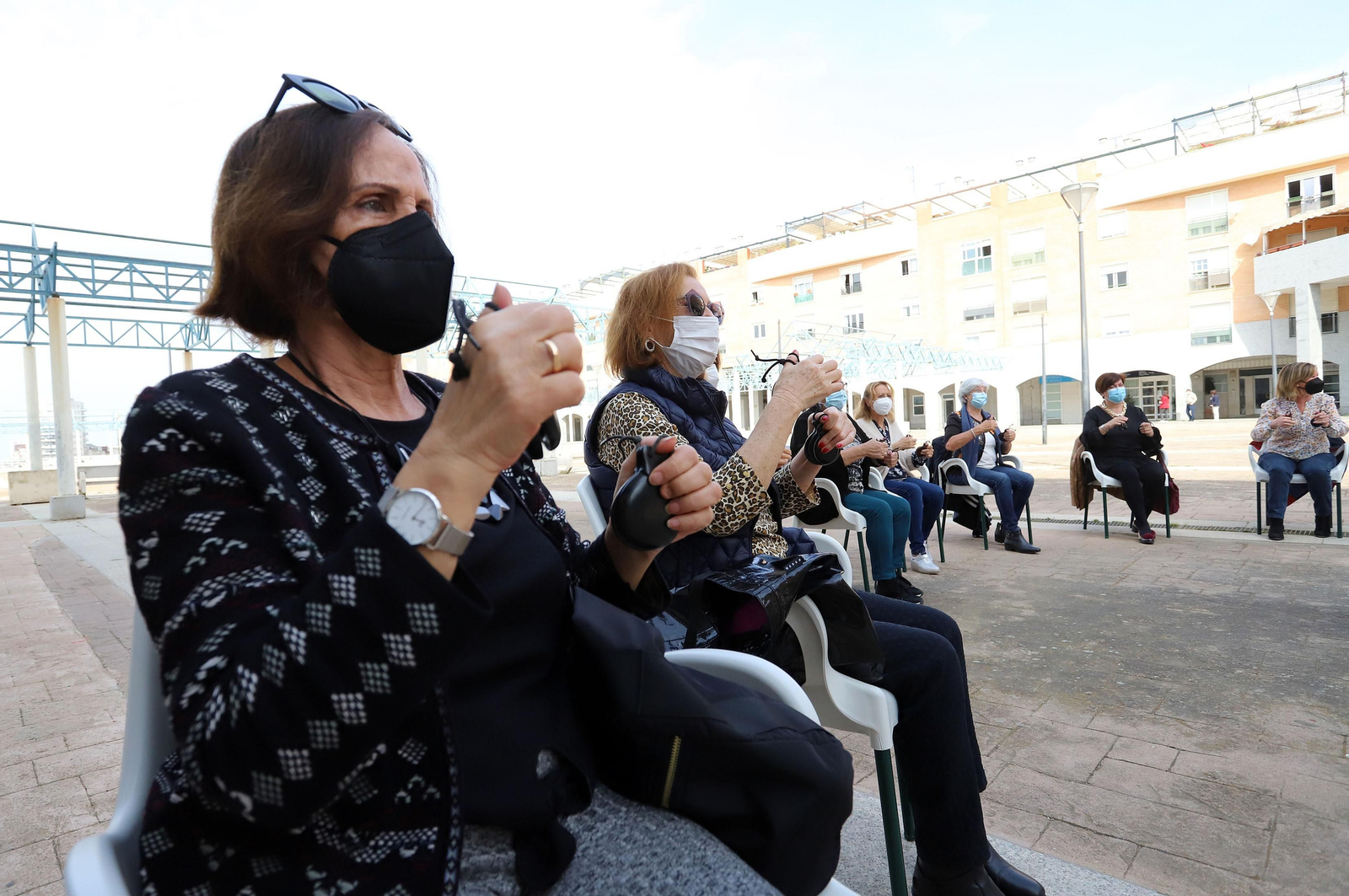 Imágenes del taller de tocar palillos de la programación de Cultura en los Barrios