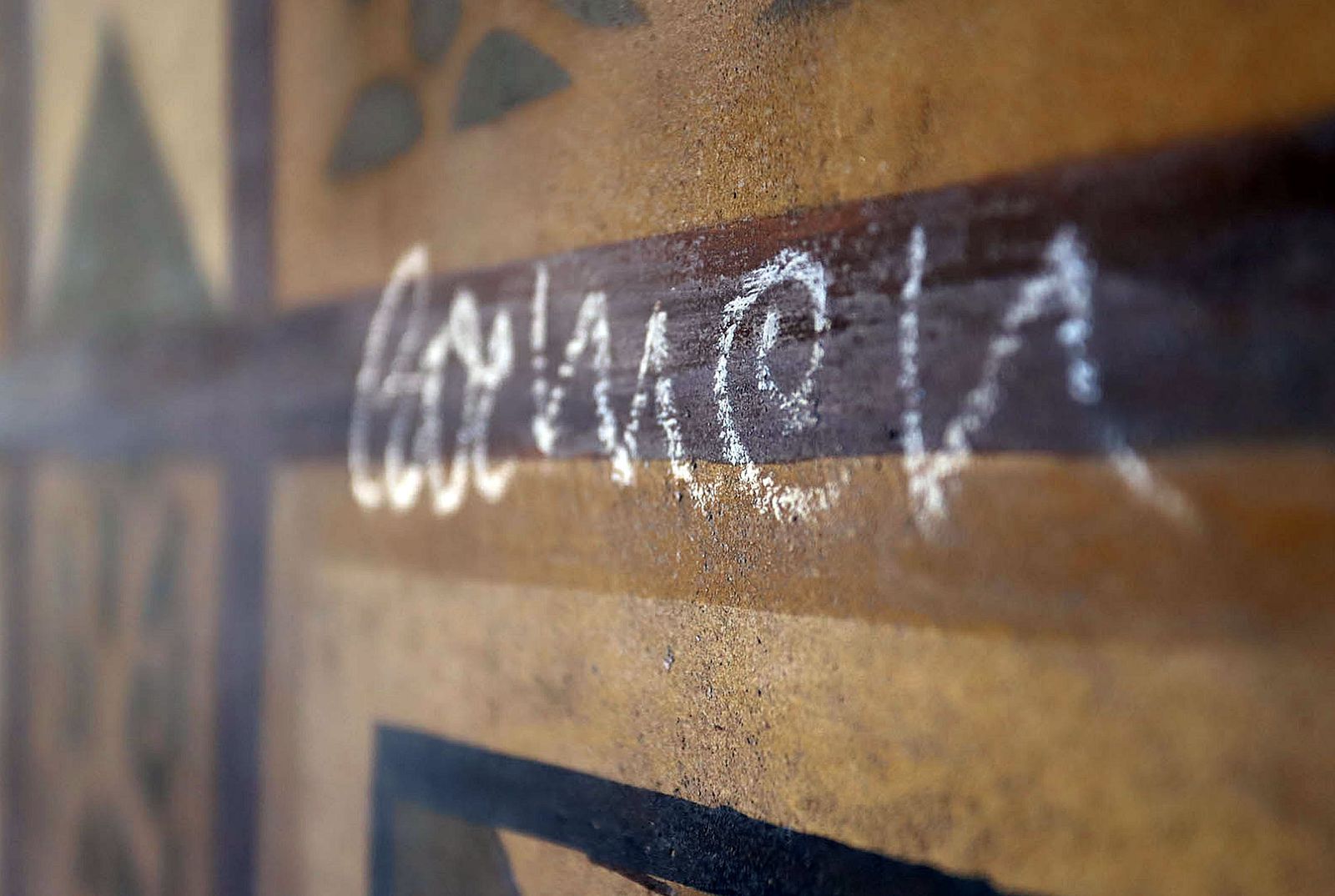 Estado de deterioro en el que se encuentra las pinturas murales del patio mudéjar de La Rábida.