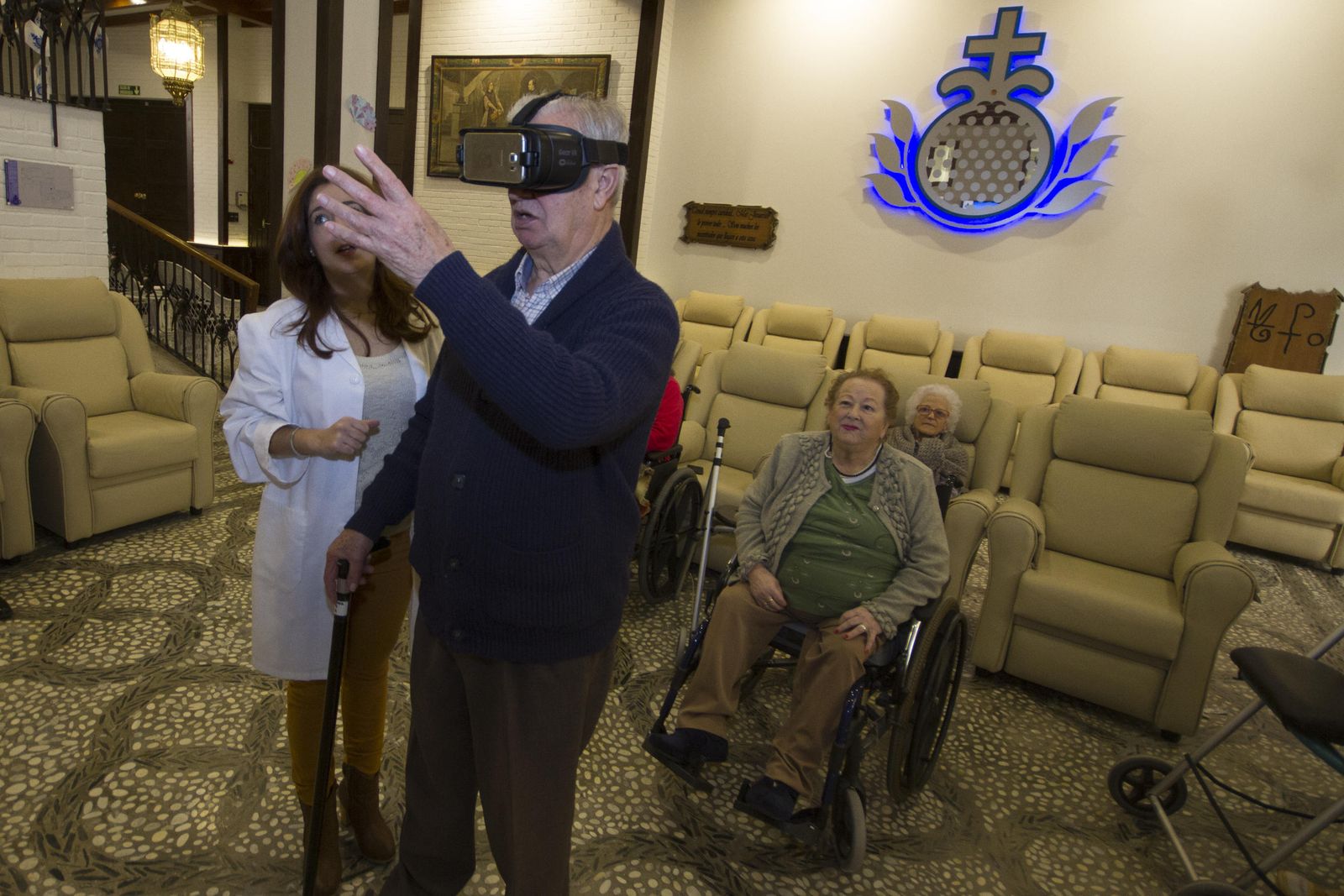 La actividad se realiza unos cinco minutos con ayuda de personal asistencial.