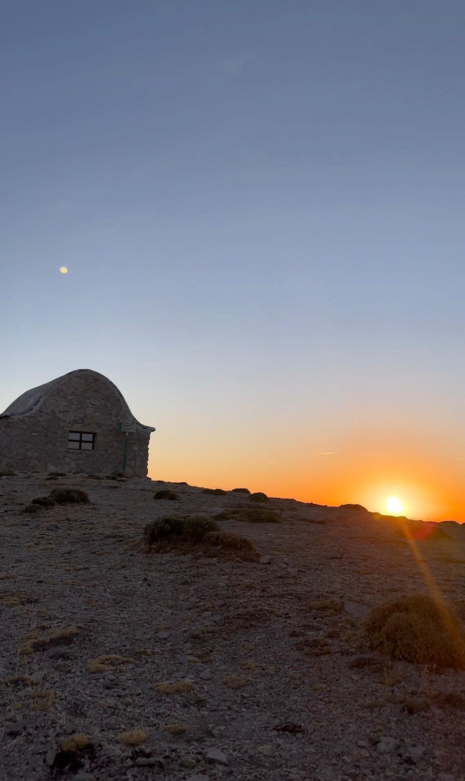 Amanecer desde el refugio de Miramundos.