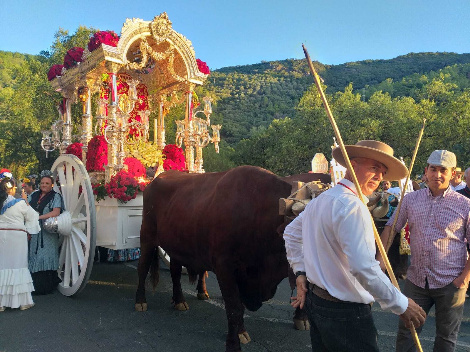 Aracena peregrina ya hacia la Peña de Arias Montano en la Romería de la Reina de los Ángeles