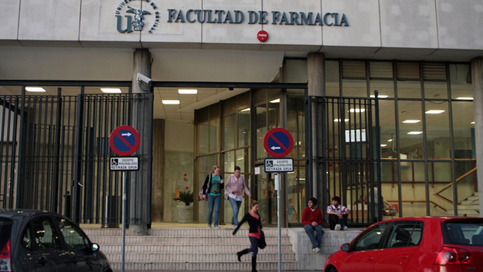 Fachada de la facultad de farmacia, en el Campus de Reina Mercedes.