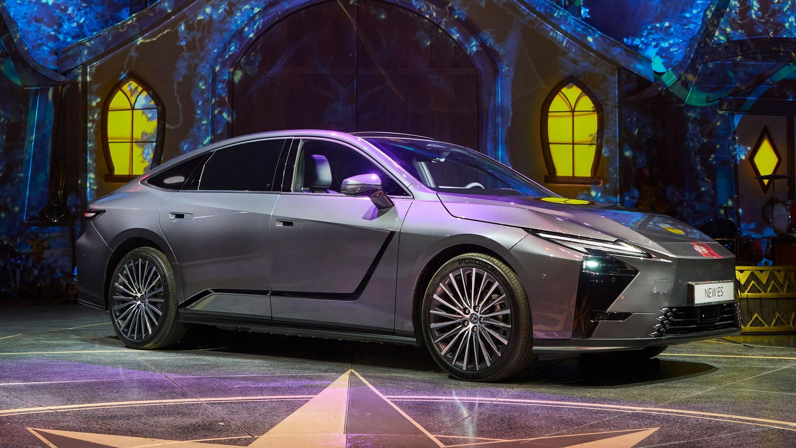 El Lexus ES se estrena con un sistema híbrido y dos eléctricos desde 56.900 euros