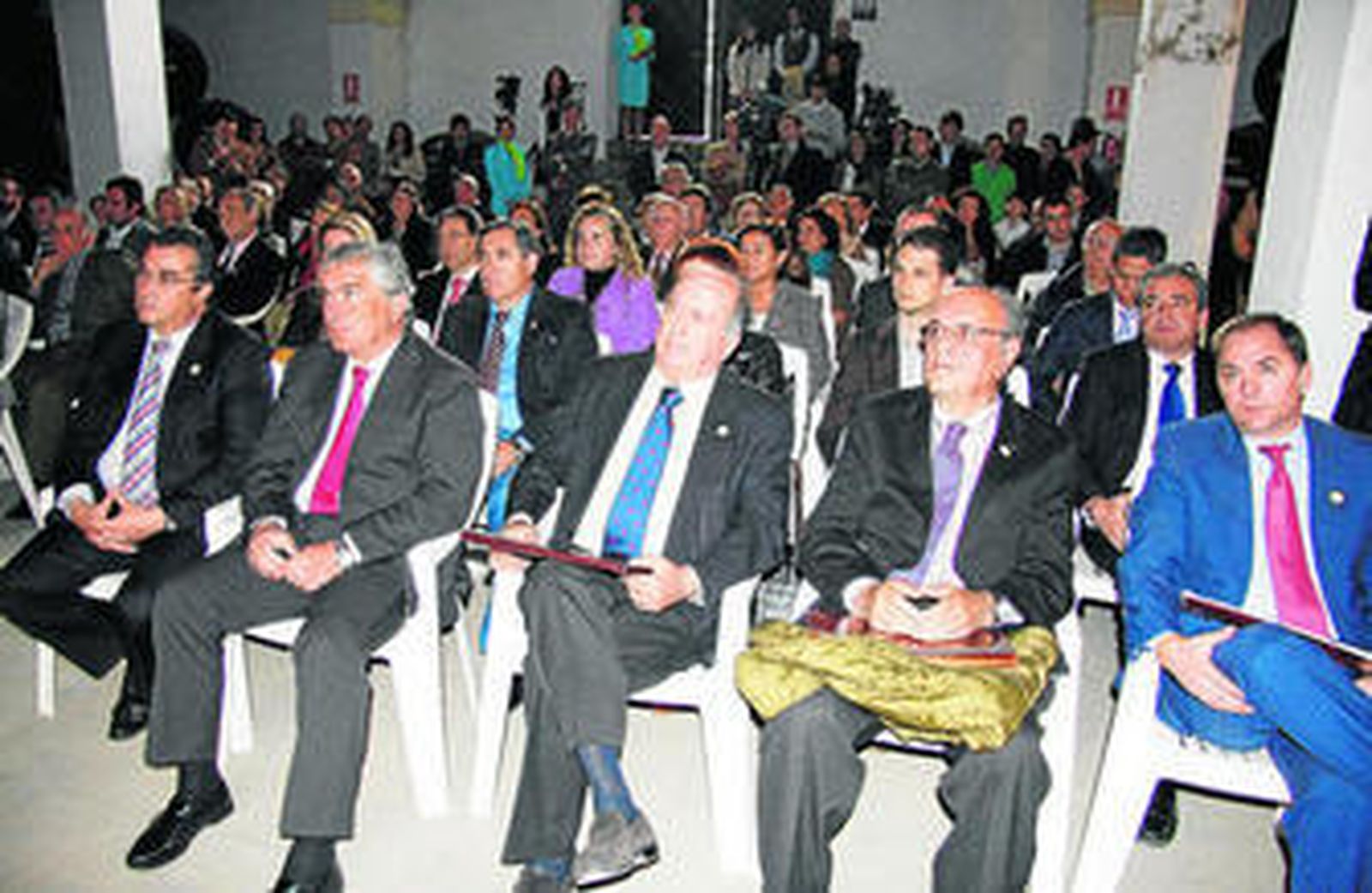 El alcalde Enrique Moresco, el maestro José Luis Galloso, los parlamentario Juan Miguel Albendea y Miguel Cid y el concejal Raúl Capdevila.