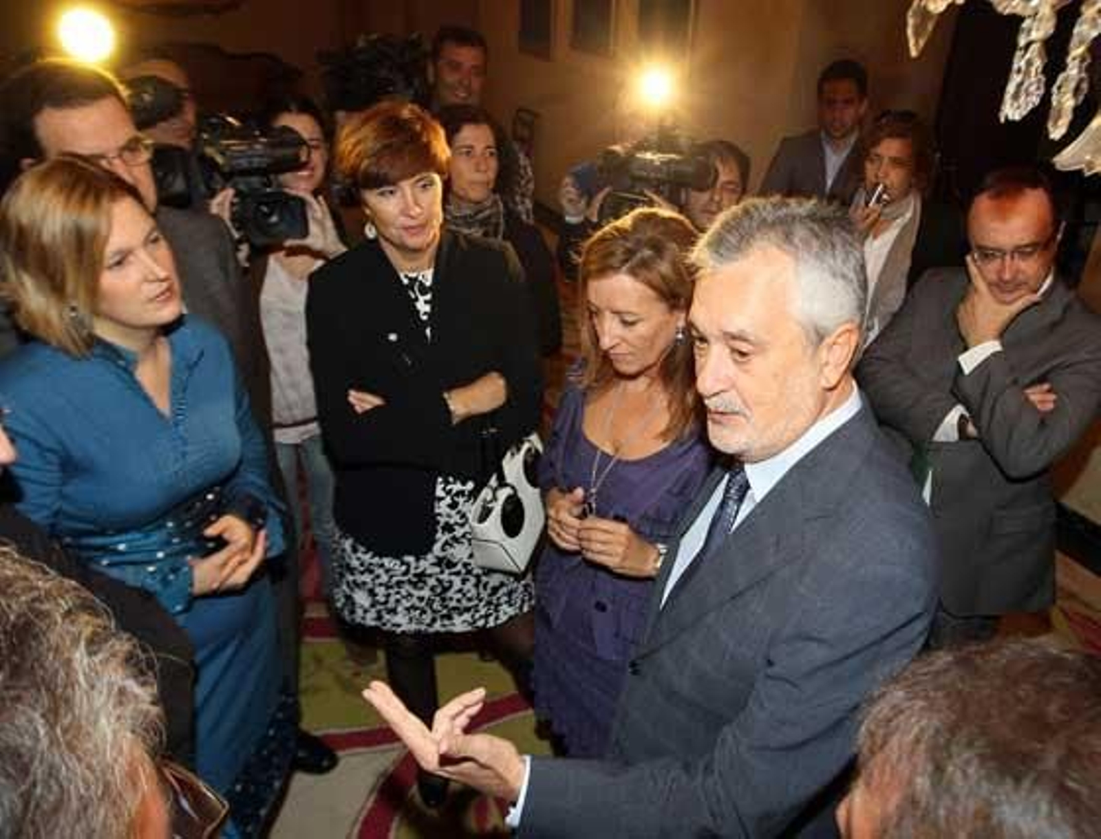 Un centenar de manifestantes pita y abuchea a la alcaldesa y al presidente al llegar al Consistorio donde firma el libro de honor y expresa su "apoyo y solidaridad" a Pilar Sánchez

Foto: Miguel Angel Gonzalez