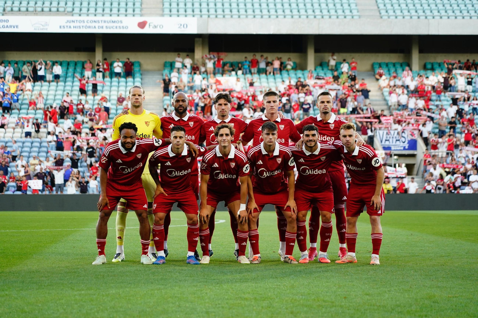 El equipo inicial sevillista en el amistoso disputado en Faro.
