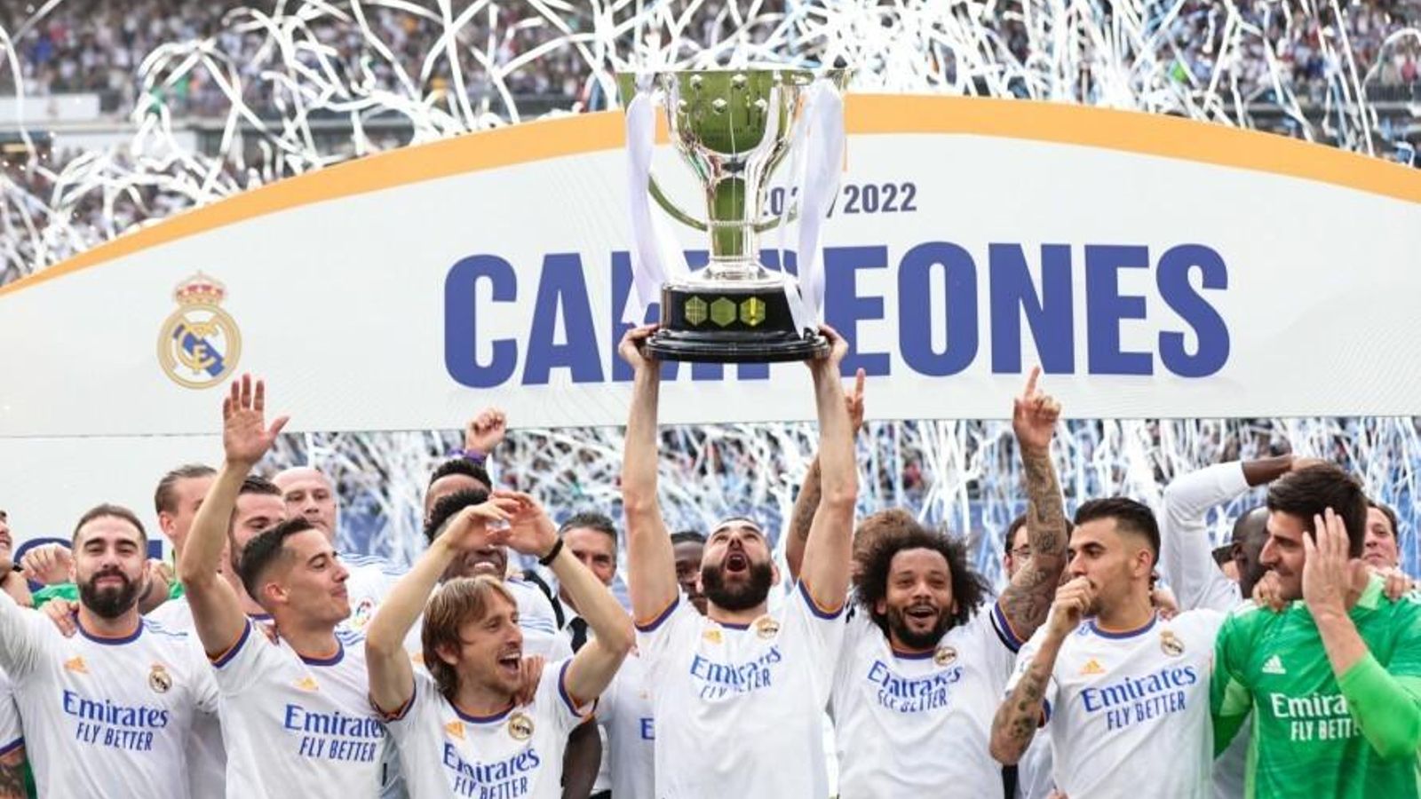 Benzema alza al cielo la última liga, ganada por el Real Madrid