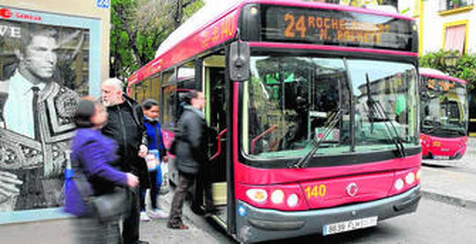 Usuarios de una línea de Tussam en la terminal de la Plaza Ponce de León.