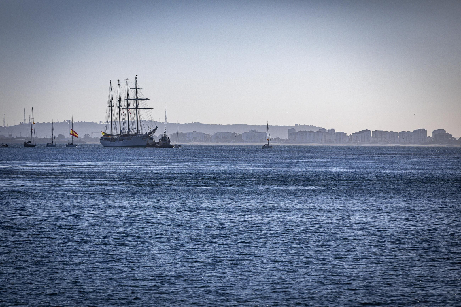 Las imágenes de la llegada del buque 'Juan Sebastián de Elcano' a Cádiz
