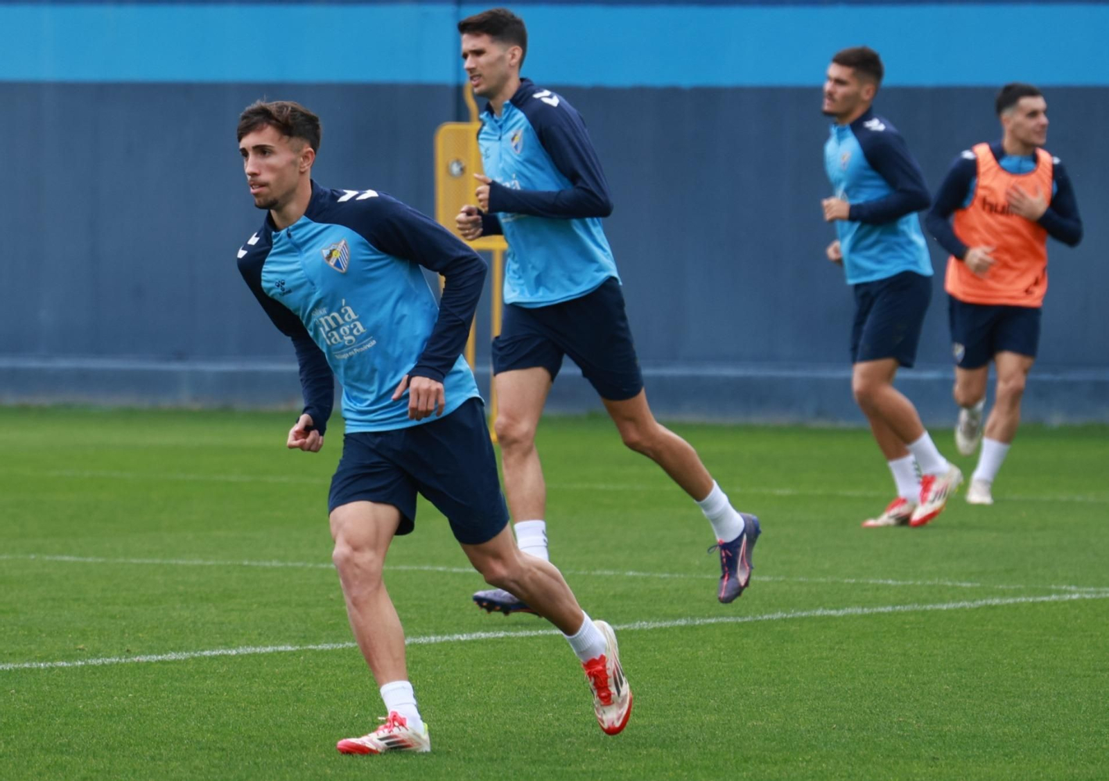 Ramón Enríquez: El capitán reaparece en muletas y sonriente