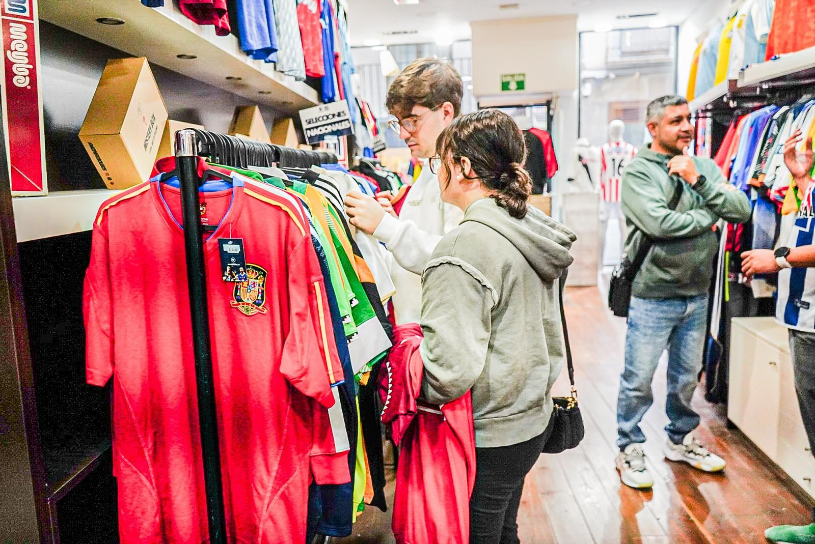 Las imágenes: así es la tienda con más de 3.000 camisetas de fútbol retro de Granada