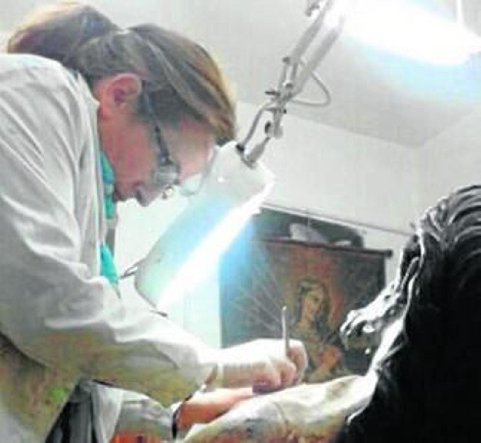 La restauradora Ana María Beltrán, realizando sus trabajos en la talla.