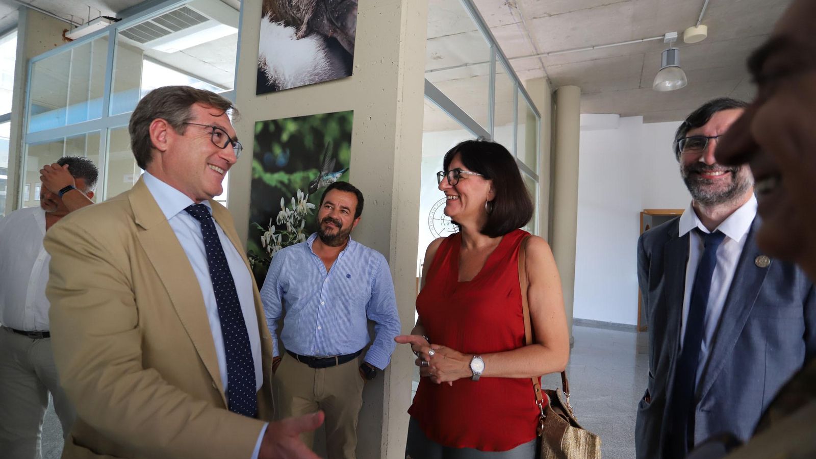 Rafael Carmona saluda a la rectora de la Universidad de Huelva, María Antonia Peña.