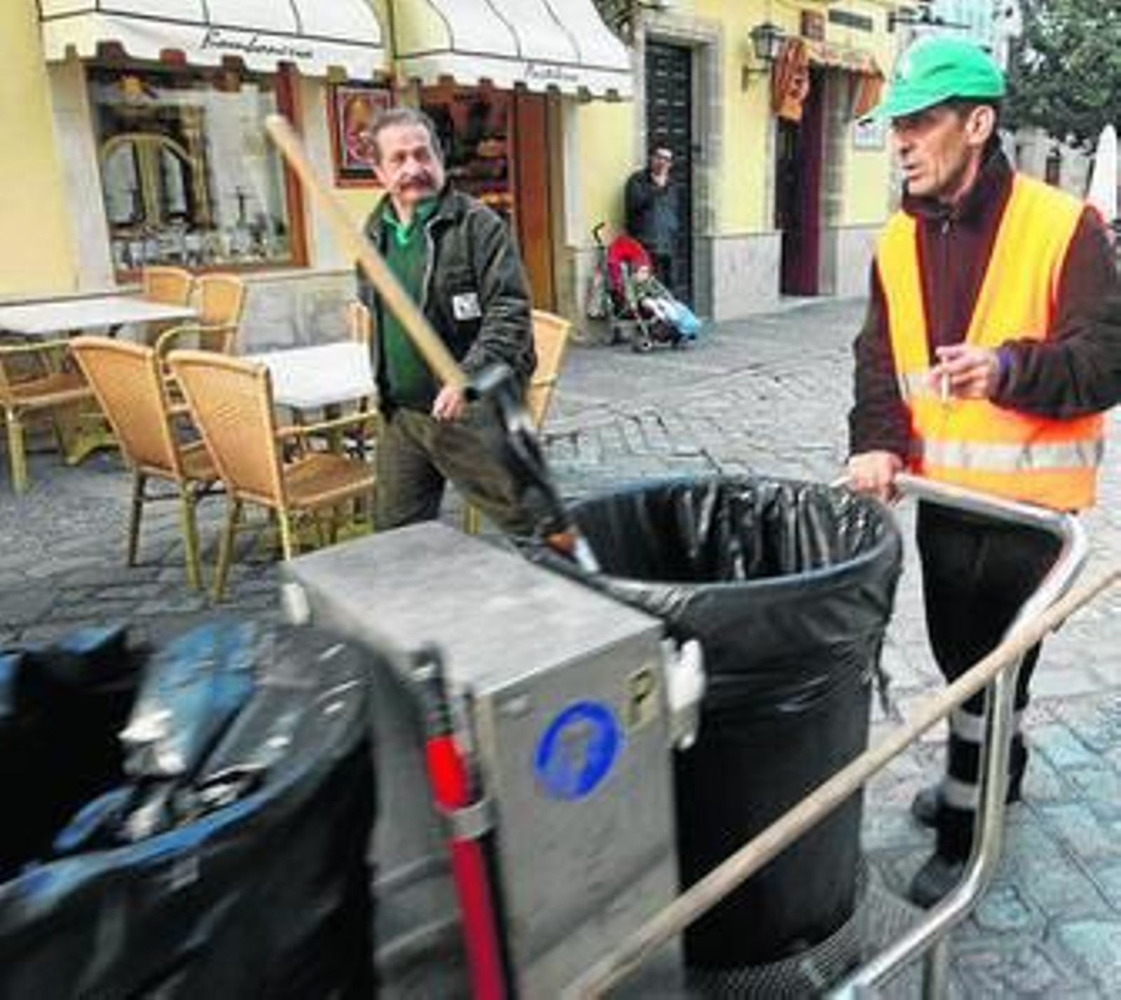 Dos empleados de la limpieza viaria, hace unos días, en Consistorio.