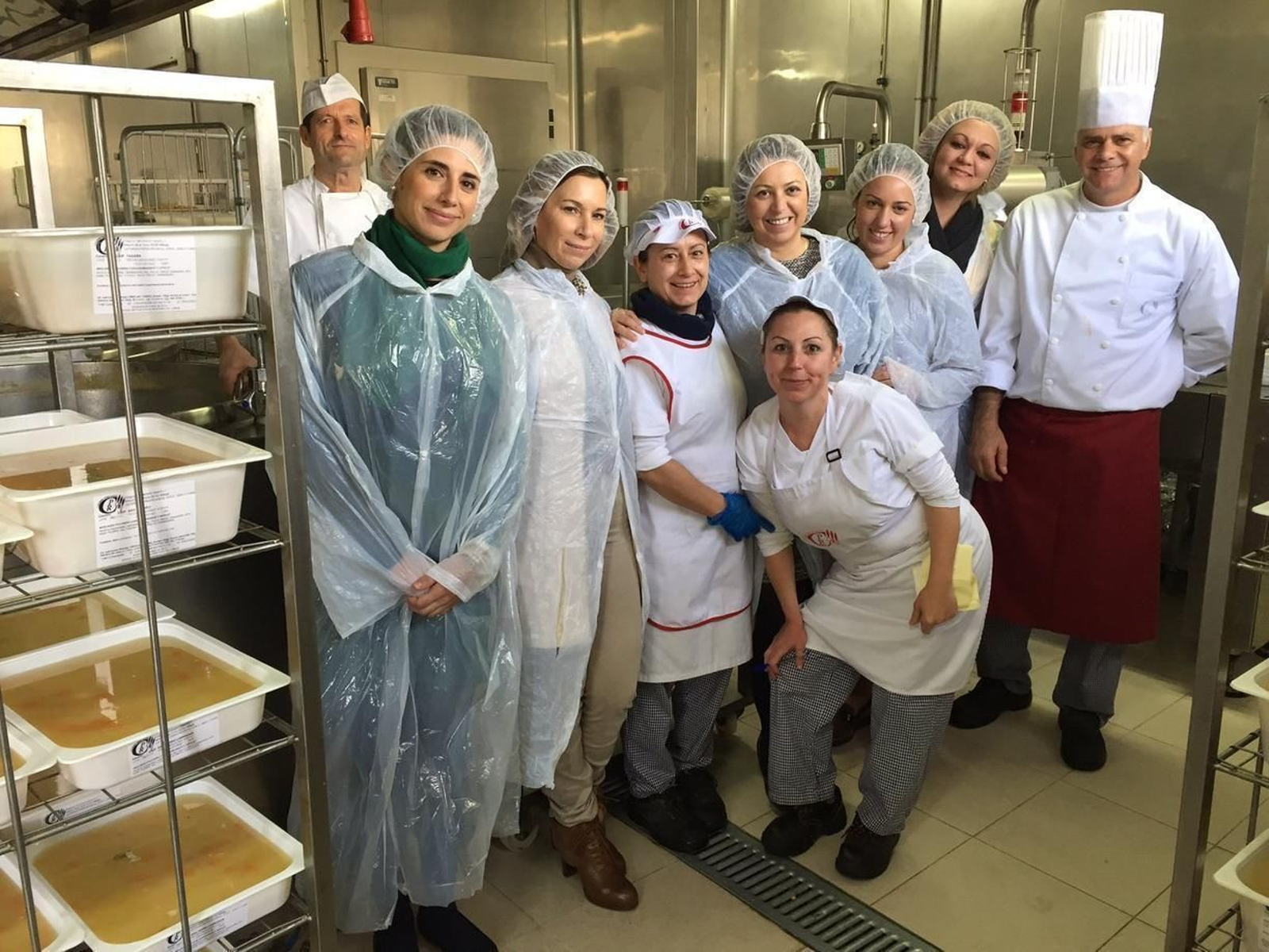 Neida Borrego (segunda por la izquierda) junto al resto del equipo directivo y personal de la cocina.