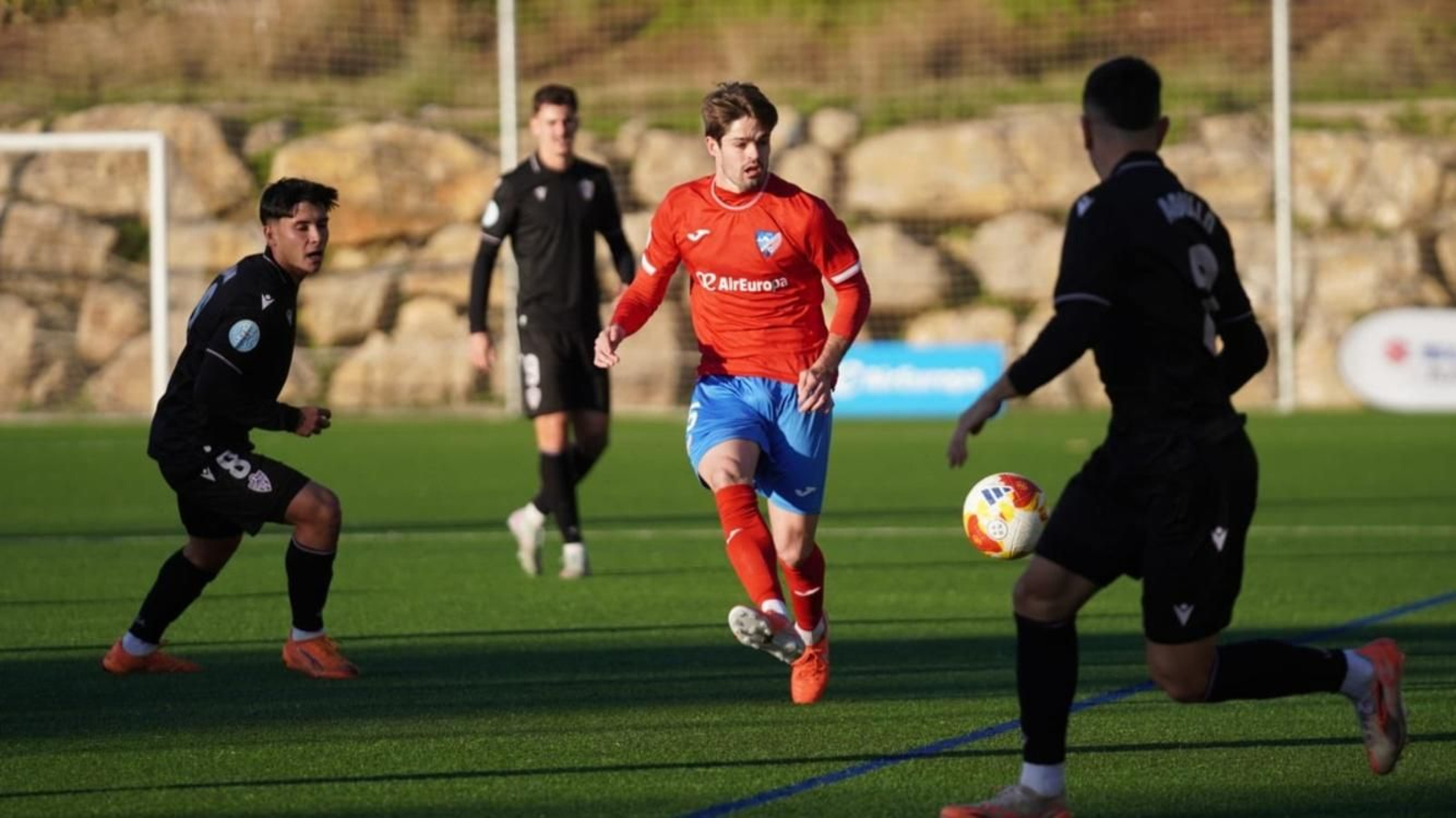 Javi Duarte conduce el esférico en el duelo ante el conjunto almeriense.