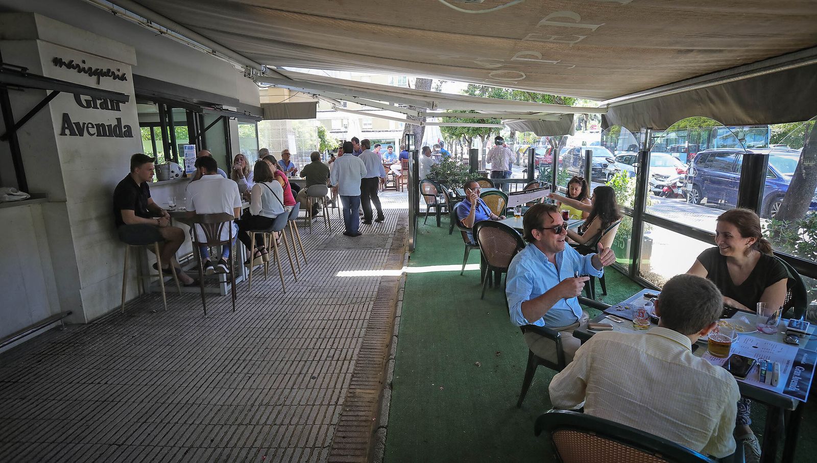 Imágenes de restaurantes y bares que comienzan la reapertura