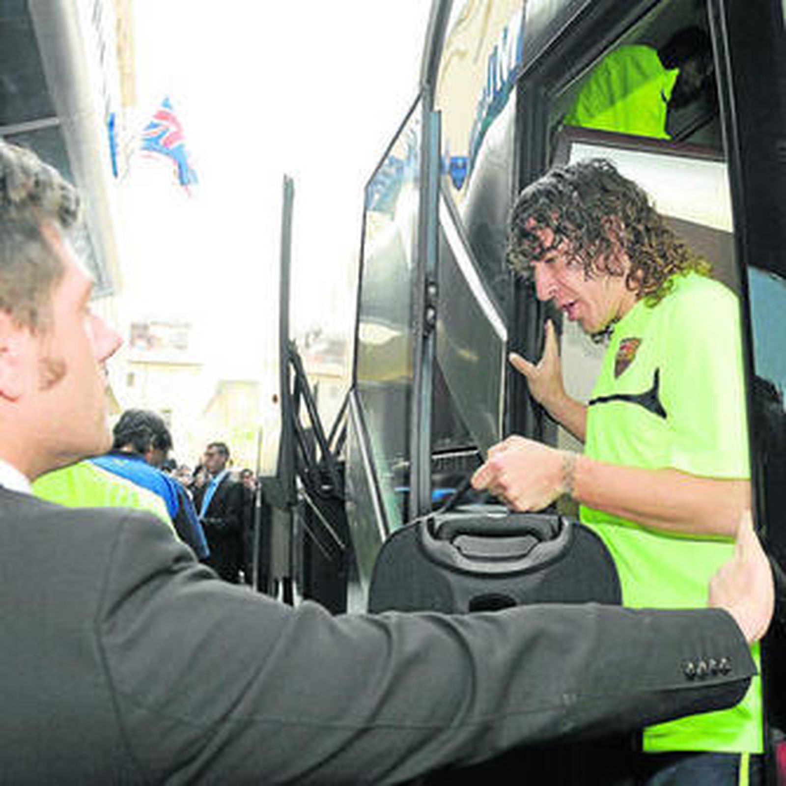 El capitán barcelonista, Carles Puyol, abandona el autobús a la llegada al hotel de Milán.