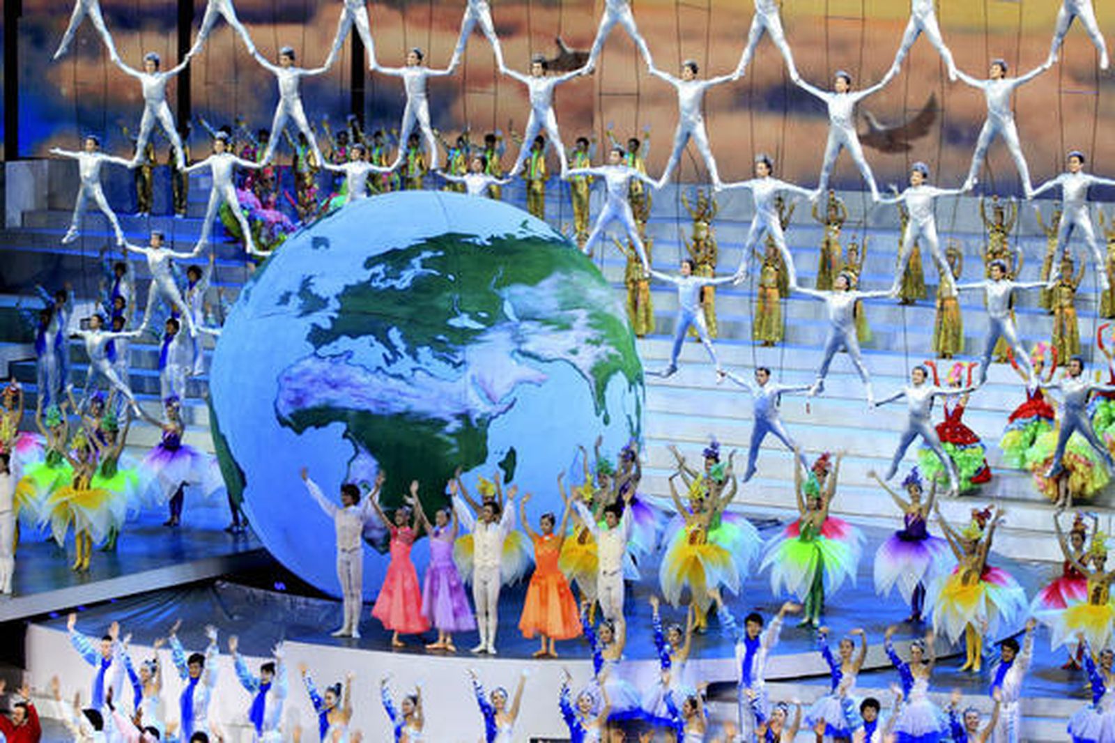 Un grupo de acróbatas durante el espectáculo con el que se ha inaugurado la Exposición Universal de Shangai 2010.  Foto: José Álvarez Díaz (Efe)
