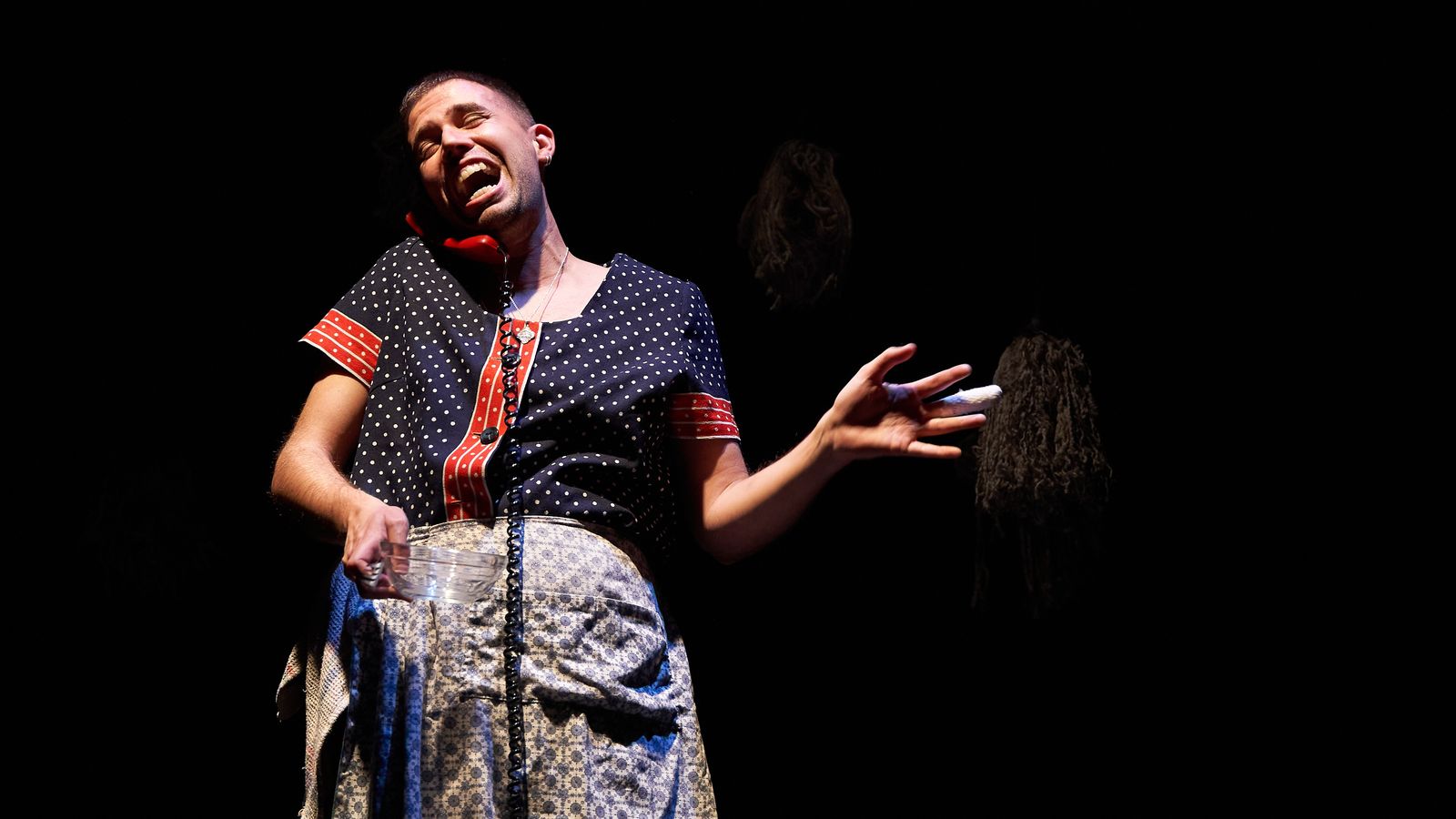 Otra escena de la obra, con el intérprete caracterizado como la abuela.